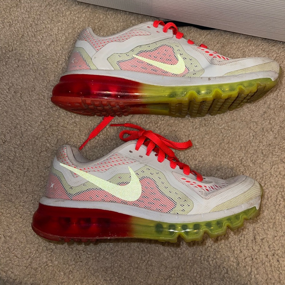 Air max size 5.5 youth or 7.5 women’s. Good condition